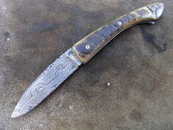 Couteau pliant L.LATASTE manche en croute de corne de bélier et lame en damas forgé