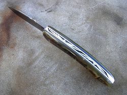 Couteau pliant L.LATASTE guillochage sur le dos du ressort motif aigles sur le dos et classique à l'intérieur, guillochage du dos de la lame