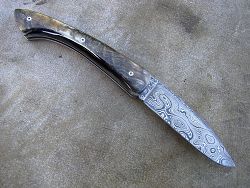Couteau pliant L.LATASTE manche en croute de corne de bélier et lame en damas forgé