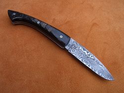 Couteau pliant L.LATASTE guillochage sur le dos du ressort motif serpent sur le dos et classique à l'intérieur, guillochage du dos de la lame