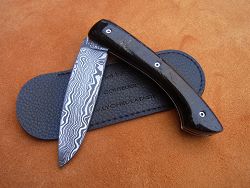 Couteau pliant L.LATASTE manche en loupe de peuplier stabilisé et lame damas avec son étui de protection (fourreau de poche).