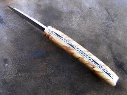 Couteau pliant L.LATASTE avec guillochage sur le dos du ressort et à l'intérieur. Guillochage du dos de la lame.