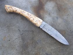 Couteau pliant L.LATASTE manche en ivoire de mammouth fossilisé et mitres damas, coté terre (marron).