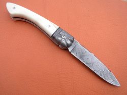 Couteau pliant L.LATASTE guillochage sur le dos du ressort motif aigles sur le dos et classique à l'intérieur, guillochage du dos de la lame