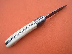 Couteau pliant L.LATASTE manche en croute de corne de bélier et lame en damas forgé