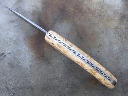 Couteau pliant L.LATASTE manche en ivoire de phacochère avec mitres damas, guillochage du ressort sur le dos et à l'intérieur, guillochage du dos la lame.