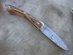 Couteau L.LATASTE manche en croûte d'ivoire de mammouth fossilisé et stabilisé avec lame en damas forgé motif gouttes d'eau