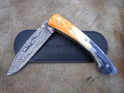 Couteau pliant L.LATASTE manche en os teinté et stabilisé et lame damas avec son étui de protection (fourreau de poche).
