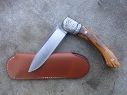 Couteau pliant L.LATASTE manche en os teinté et stabilisé et lame damas avec son étui de protection (fourreau de poche).