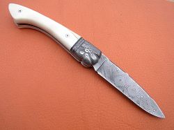 Couteau pliant L.LATASTE manche en ivoire de phacochère avec mitres et lame damas.