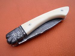 Couteau pliant L.LATASTE manche en défense de phacochère et lame damas avec son étui de protection (fourreau de poche).