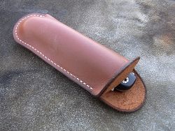Etuis de ceinture doublés en cuir d'autruche couleur cuir naturel.