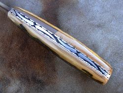 Couteau L.LATASTE ivoire de mammouth fossilisé avec guillochage sur le dos du ressort et à l'intérieur. Guillochage dos de lame et sur tout le tour intérieur des platines.