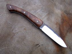 Couteau pliant L.LATASTE manche en noyer, lame en acier xc75 brut de forge OXYDABLE.