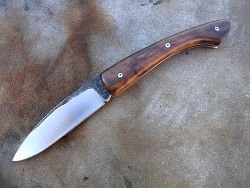 Couteau pliant L.LATASTE manche en très vieux chêne et lame en acier xc75 brut de forge OXYDABLE.