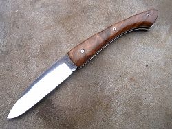 Couteau pliant L.LATASTE manche en noyer, lame en acier xc75 brut de forge OXYDABLE.