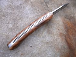 Couteau pliant L.LATASTE avec guillochage d'un serpent sur le dos du ressort et classique à l'intérieur. Guillochage du dos de la lame
