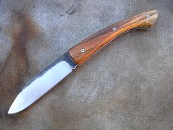 Couteau pliant L.LATASTE manche en hêtre échauffé, lame en acier xc75 brut de forge OXYDABLE.