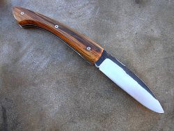 Couteau pliant L.LATASTE manche en hêtre échauffé, lame en acier xc75 brut de forge OXYDABLE.