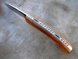 Couteau pliant L.LATASTE avec guillochage sur le dos du ressort et à l'intérieur. Guillochage du dos de la lame
