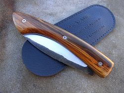 Couteau pliant L.LATASTE manche en hêtre échauffé, lame brut de forge avec son étui de protection (fourreau de poche).