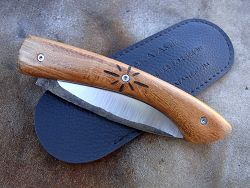 Couteau pliant L.LATASTE manche en loupe de genévrier, lame brut de forge avec son étui de protection (fourreau de poche).