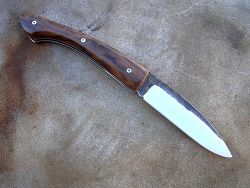 Couteau pliant L.LATASTE manche en ronce de noyer et lame en acier xc75 brut de forge OXYDABLE.