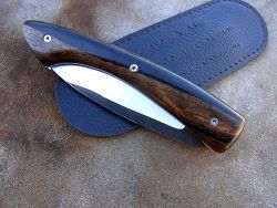Couteau pliant L.LATASTE manche en loupe de genévrier et lame brut de forge avec son étui de protection (fourreau de poche).