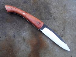 Couteau pliant L.LATASTE manche en genévrier, lame en acier xc75 brut de forge OXYDABLE.