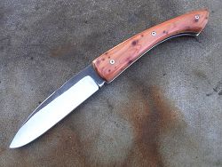 Couteau pliant L.LATASTE manche en genévrier, lame en acier xc75 brut de forge OXYDABLE.