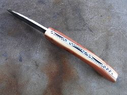 Couteau pliant L.LATASTE avec guillochage sur le dos du ressort et à l'intérieur. Guillochage du dos de la lame