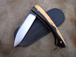Couteau pliant L.LATASTE manche en très vieux acacia et lame brut de forge avec son étui de protection (fourreau de poche).