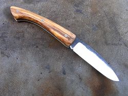 Couteau pliant L.LATASTE manche en olivier et lame en acier xc75 brut de forge OXYDABLE.
