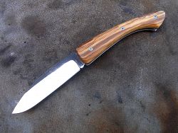 Couteau pliant L.LATASTE manche en olivier et lame en acier xc75 brut de forge OXYDABLE.