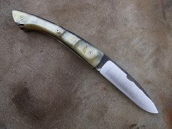 Couteau pliant L.LATASTE manche en hêtre teinté et stabilisé avec lame en acier inoxydable Mox27