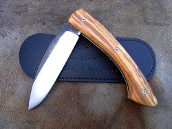 Couteau pliant L.LATASTE manche en olivier et lame brut de forge avec son étui de protection (fourreau de poche).