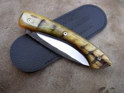 Couteau pliant L.LATASTE manche en corne de bélier, lame brut de forge avec son étui de protection (fourreau de poche).