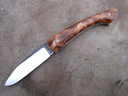 Couteau pliant L.LATASTE manche en loupe de châtaignier avec lame en acier xc75 brut de forge