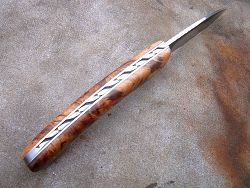 Couteau pliant L.LATASTE guillochage sur le dos du ressort et à l'intérieur. Guillochage du dos de la lame. 