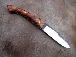 Couteau pliant L.LATASTE manche en loupe de châtaignier avec lame en acier xc75 brut de forge