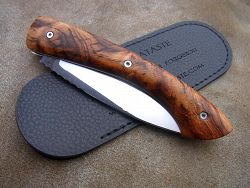 Couteau pliant L.LATASTE manche en loupe de châtaignier avec son étui de protection,(fourreau de poche).