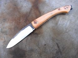Couteau pliant L.LATASTE manche en loupe de genévrier, lame en acier xc75 brut de forge OXYDABLE.