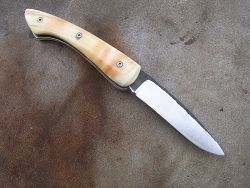 Petit couteau pliant L.LATASTE, ressort en relief avec guillochage sur le dos du ressort et à l'intérieur. Guillochage dos de lame.