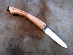 Couteau pliant L.LATASTE manche en loupe de genévrier, lame en acier xc75 brut de forge OXYDABLE.