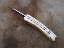 Couteau pliant L.LATASTE avec guillochage des platines et ressort à l'intérieur. Guillochage du dos de la lame