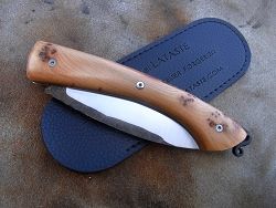 Couteau pliant L.LATASTE manche en loupe de genévrier, lame brut de forge avec son étui de protection (fourreau de poche).