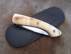 Couteau pliant L.LATASTE manche en corne de buffle et lame damas avec son étui de protection (fourreau de poche).