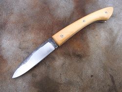 Couteau pliant L.LATASTE manche en buis, lame en acier xc75 brut de forge OXYDABLE.
