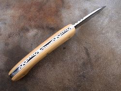 Couteau pliant L.LATASTE manche en buis, lame en acier xc75 brut de forge OXYDABLE.