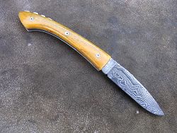 Couteau pliant L.LATASTE manche en tilleul échauffé avec une lame en damas forgé.